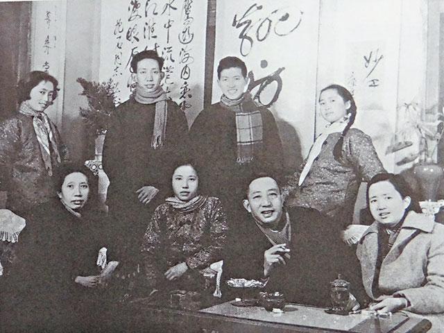 1962年傅抱石夫婦（前排右二及左一）與兒女在南京傅厚崗寓所合影。後排左一為傅益璇，後排左二為傅小石。