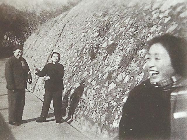 那些年，很快樂。圖中傅益璇與父母在漢口路散步，物移星換，一晃半世紀。傅益璇提供圖片