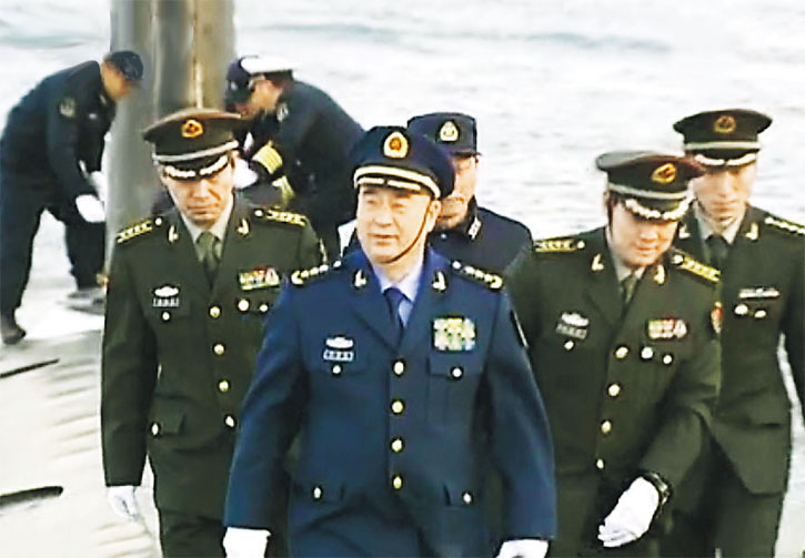 軍委副主席許其亮（前排中）在青島考察部隊時，登上一艘戰略核潛艇。