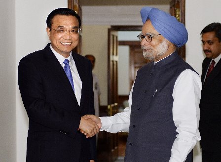 正在印度訪問的總理李克強(左)19日與印度總理辛格小範圍會見