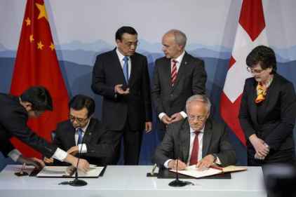 國務院總理李克強與瑞士聯邦主席毛雷爾舉行會談，雙方簽署了結束中瑞自貿協定談判的諒解備忘錄，並宣布建立金融對話機制。