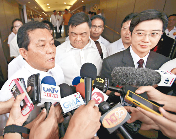 菲國家調查局局長（左）與台灣調查團成員在馬尼拉回答記者提問。