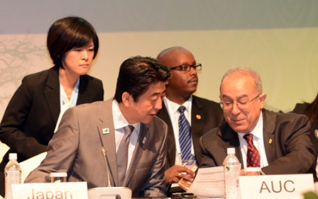 日本首相安倍晉三（前排左）與非盟和平與安全委員會委員長拉馬姆拉（右一）出席會議。