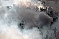 警察發放大量催淚氣驅散群眾，開羅街頭煙霧瀰漫。路透社