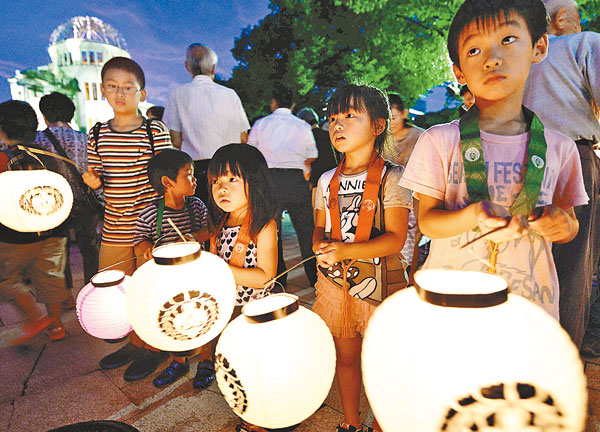廣島兒童手持燈籠紀念原爆六十八周年。