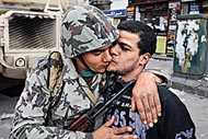 有士兵親吻並擁抱示威者，以示站在人民一方。