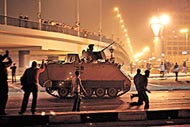 裝甲車入夜後駛到解放廣場附近，令氣氛緊張起來。