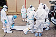 警方在福島核電廠附近發現上千具受輻射污染的屍體，大大增加了警員收殮屍體的難度。