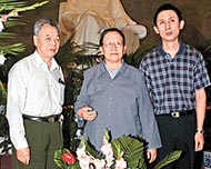 李訥（中）、丈夫王景清（左）和兒子王效芝。