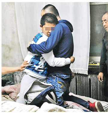 家人雖欲對夏俊峰的兒子強強（左）隱瞞父親去世，但他似乎已感覺到。一臉哀愁的他，抱記者哭泣。