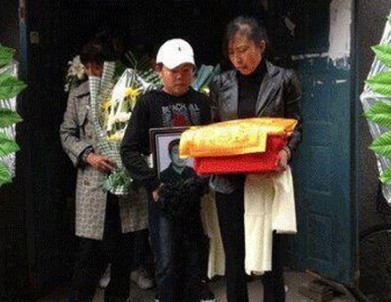 今天是遼寧瀋陽小商販夏俊峰的頭七兼出殯之日。