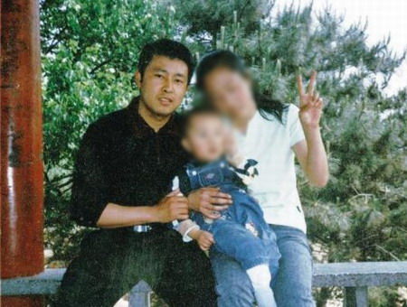 夏俊峰與妻子、兒子的合影。左為夏俊峰。