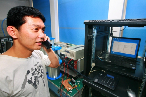 研究小組成員陳騰雲在進行量子電話類比實驗