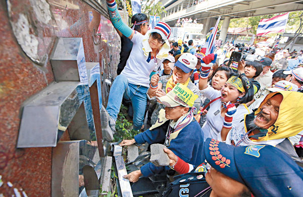 曼谷示威者將警察總部門牌上的字母拆掉。