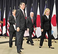 美日宣佈攜手對抗中國。圖為（右起）美國國務卿希拉莉、美國防長蓋茨、日本外相松本剛明和防衞大臣北澤俊美共同出席記者會。路透社