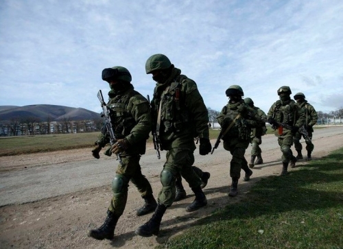 在剛剛過去的兩周，烏克蘭總統亞努科維奇被趕下臺後，大量的武裝力量進入烏克蘭克裡米亞地區。俄羅斯官方否認這些武裝力量隸屬於俄羅斯。但是，許多報導和對這些士兵的採訪證明，這些士兵是俄羅斯人。圖為3月10日，烏克蘭克裡米亞Perevalnoye，俄羅斯士兵在一個烏克蘭軍事基地附近執勤。克裡米亞首府目前生活相對平靜，民眾對公投看法不一。