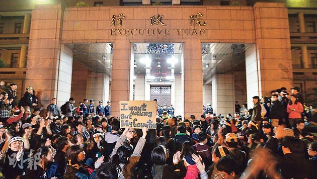 2000多名自稱「鷹派」的反服貿民眾及學生昨晚7時半許，開始衝入台灣行政院大樓。