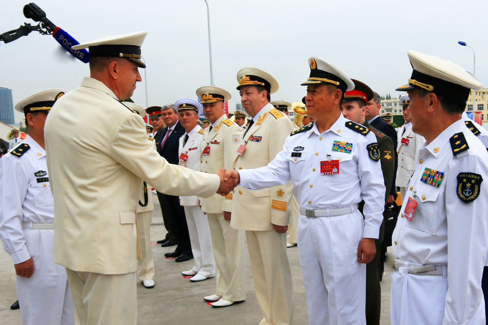 5月18日，中国海军副司令员田中海军中将（右二）在码头迎接俄罗斯海军参演军舰。