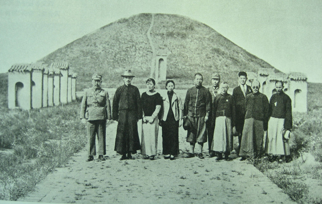 西安事變前，蔣介石(左二)、宋美齡(左三)、張學良(左五)、楊虎城(左六)等合影