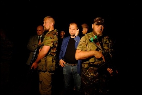 “頓涅斯克人民共和國總理”博羅代站在武裝分子中間，現身馬航MH17墜機事故現場