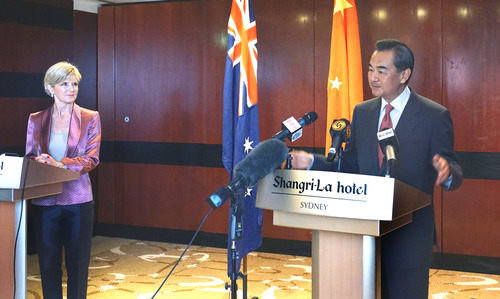 中國外交部長王毅（右）與澳洲外長畢曉普7日在第二輪中澳外交與戰略對話前出席記者會。