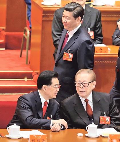 2012年11月，中共「十八大」召開，當時的國家主席胡錦濤(前左)、前主席江澤民(前右)和時任國家副主席習近平(後)共聚一堂。