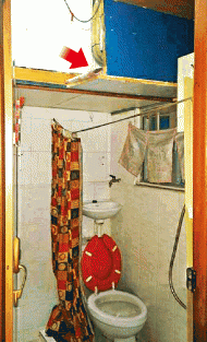面積僅三十呎的「單人吊床廁所」劏房，床位（箭嘴示）正在馬桶上。
