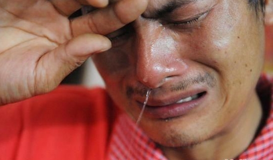 7日中午，西鄉河東社區，楊武（化名）絕望無助，痛哭流涕，他說：“我是世界上最窩囊的丈夫”