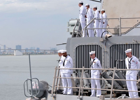 8月10日，美國海軍約翰•S•麥凱恩號阿利-伯克級導彈驅逐艦抵達越南峴港進行訪問。