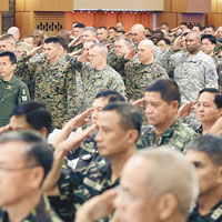 參與軍演的美菲等國人員，在開幕儀式上集體敬禮。