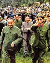 谷景生（右）與鄧小平早年視察軍隊。