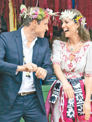威廉夫婦在圖瓦盧參加歌舞活動，表現興奮。