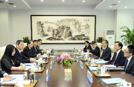 外交部副部長張志軍(左二)和日本常務副外相河相周夫(右二)今日在北京磋商釣魚島問題。