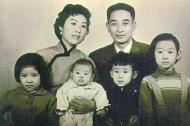 南懷瑾夫婦與四名子女合照。左起：南聖茵、南國熙、南一鵬、南可孟。