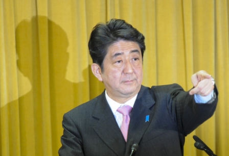 在日本東京自民黨總部，總裁安倍晉三出席記者會。