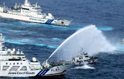 日本海上保安廳派出8艘船艦攔截台灣保釣船及台灣海巡署4艘巡邏船，雙方更一度互射水炮，台船最終撤離