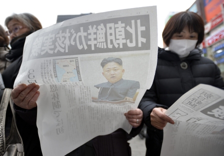 東京民眾閱讀朝日新聞有關朝鮮核試的號外。