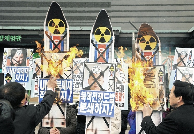 朝鮮核試觸發韓國反朝情緒，有示威者在首爾焚燒印有朝鮮領導人金正恩的照片海報，以示對核試不滿。
