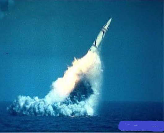 巨浪-2潛射彈道導彈發射瞬間